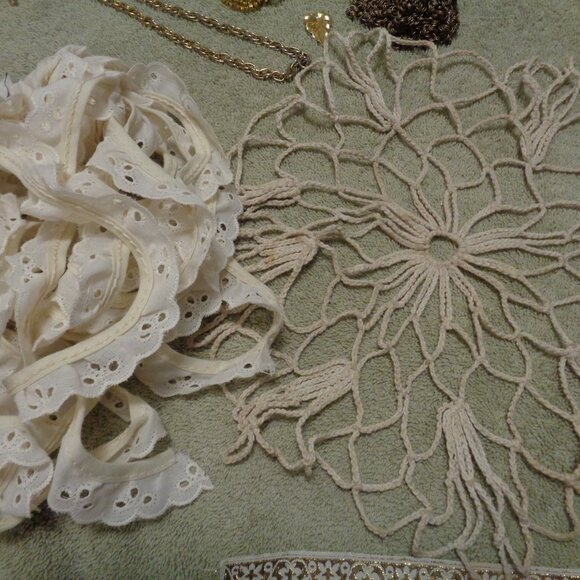 VINTAGE DOILYS RIBBON & JEWELRY PARTS AND BEADS ETC. LOT - Picture 9 of 13